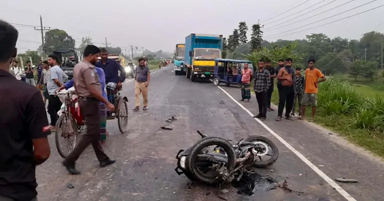 সড়ক দুর্ঘটনায় মোটরসাইকেল